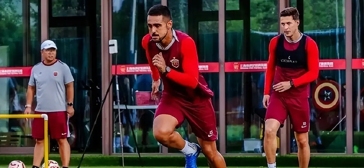 但球队本赛, 前锋线上