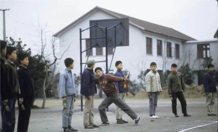 关的体育闲, 举行第一次 关的体育闲, 举行第一次